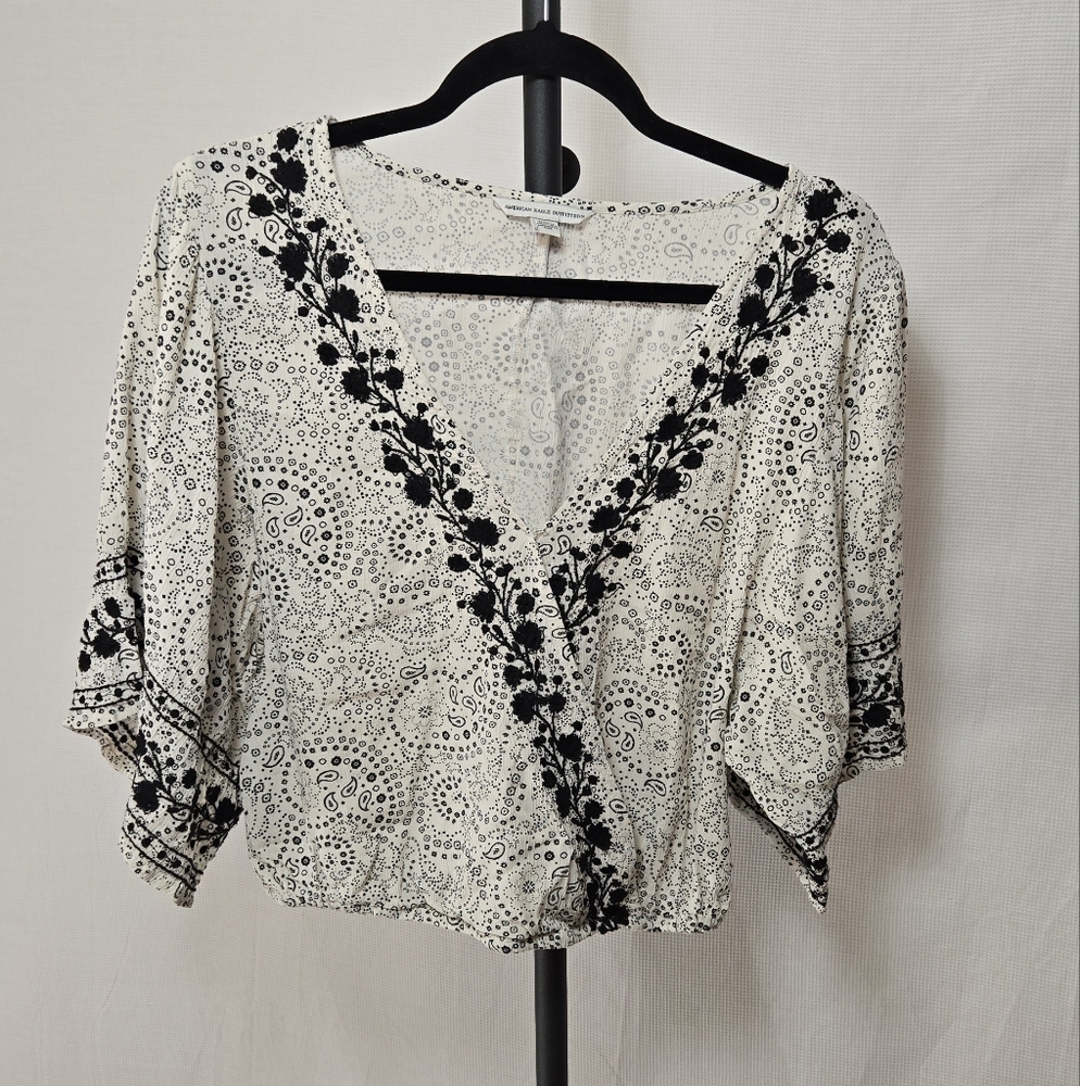 Cream and black shirt American Eagle Outfitters Size Medium